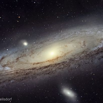 Messier 31 -finale Bearbeitung (Andromeda Galaxie) mit Begleitgalaxien Messier 32 (oberhalb) und Messier 110 - Aufnahme B.M. - 18.08.2025 - 40x180s | Entfernung ca. 2,5 Mio Lichtjahre | Sternbild Andromeda | Ra: 0h 42m 44,3s Dekl. +41° 16′ 09″ Messier 31 -finale Bearbeitung (Andromeda Galaxie) mit Begleitgalaxien Messier 32 (oberhalb) und Messier 110 - Aufnahme B.M. - 18.08.2025 - 40x180s | Entfernung ca. 2,5 Mio Lichtjahre | Sternbild Andromeda | Ra: 0h 42m 44,3s Dekl. +41° 16′ 09″