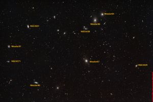 Überblick Markarjansche Kette - markarian's chain - (Virgo-Galaxienhaufen) Sternbild Haar der Berenike • Entfernung ca. 20 Mio. - 98 Mio. Lichtjahre | Teleskop Refractor 4inch | Aufnahme: B.M. • Doerffel Sternwarte©