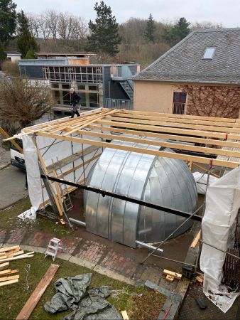 kuppel wird ausgepackt kuppel wird ausgepackt