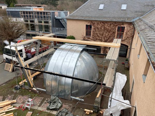 kuppel wird ausgepackt kuppel wird ausgepackt