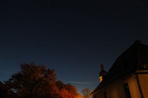 Komet C/2025 A6 Lemmon über dem Pfarrhof der Geilsdorfer Doerffel Sternwarte | Handyfoto Moto G13 - 18.10.2025 18:58Uhr MESZ  R.S. Komet C/2025 A6 Lemmon über dem Pfarrhof der Geilsdorfer Doerffel Sternwarte | Handyfoto Moto G13 - 18.10.2025 18:58Uhr MESZ  R.S.