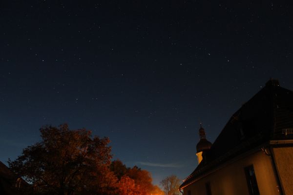 Komet C/2025 A6 Lemmon über dem Pfarrhof der Geilsdorfer Doerffel Sternwarte | Handyfoto Moto G13 - 18.10.2025 18:58Uhr MESZ  R.S. Komet C/2025 A6 Lemmon über dem Pfarrhof der Geilsdorfer Doerffel Sternwarte | Handyfoto Moto G13 - 18.10.2025 18:58Uhr MESZ  R.S.