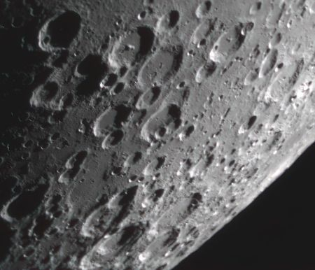 Krater Rosenberger (leicht oberhalb Bildmitte) • Aufnahme B.M. | Teleskop: TEC APO 160 f/7 Fl. Apo • Doerffel Sternwarte Krater Rosenberger (leicht oberhalb Bildmitte) • Aufnahme B.M. | Teleskop: TEC APO 160 f/7 Fl. Apo • Doerffel Sternwarte