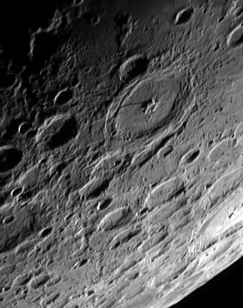 Krater PETAVIUS mit RIMAE PETAVIUS (ca. Bildmitte) • Aufnahme B.M. | Teleskop: TEC APO 160 f/7 Fl. Apo • Doerffel Sternwarte Krater PETAVIUS mit RIMAE PETAVIUS (ca. Bildmitte) • Aufnahme B.M. | Teleskop: TEC APO 160 f/7 Fl. Apo • Doerffel Sternwarte