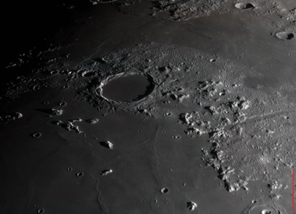 Krater PLATO (101 km x 101 km) und VALLIS ALPES ( 130 km x 11 Km) 08.03.2025 • Aufnahme B.M. / R.S. | Teleskop: TEC APO 160 f/7 Fl. Apo • Doerffel Sternwarte© Krater PLATO (101 km x 101 km) und VALLIS ALPES ( 130 km x 11 Km) 08.03.2025 • Aufnahme B.M. / R.S. | Teleskop: TEC APO 160 f/7 Fl. Apo • Doerffel Sternwarte©