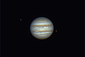 Jupiter mit 2 Monden und einem Finsternis Schatten auf der südlichen Hemisphäre • Aufnahme B.M. | Teleskop: TEC APO 160 f/7 Fl. Apo • Doerffel Sternwarte