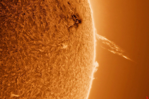 Protuberanz Ausbruch auf der W-Seite am 03.04.2025 ca. 13Uhr • Aufnahme B.M. | Teleskop: ST 130/910 LS130MT Ha B3400 • Doerffel Sternwarte©