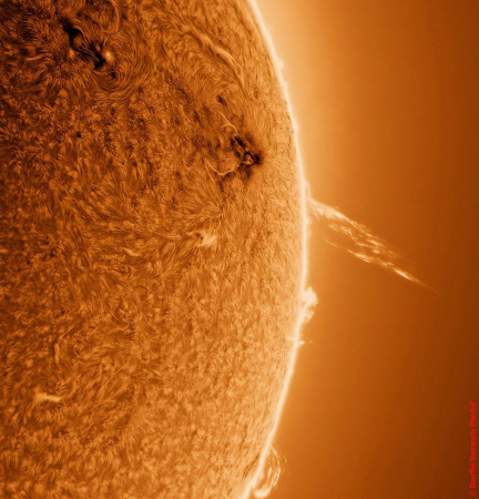 Protuberanz Ausbruch auf der W-Seite am 03.04.2025 ca. 13Uhr • Aufnahme B.M. | Teleskop: ST 130/910 LS130MT Ha B3400 • Doerffel Sternwarte© Protuberanz Ausbruch auf der W-Seite am 03.04.2025 ca. 13Uhr • Aufnahme B.M. | Teleskop: ST 130/910 LS130MT Ha B3400 • Doerffel Sternwarte©