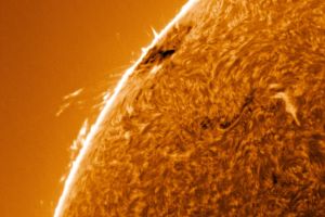 Ost Seite der Sonne mit Protuberanz und Sonnenfleck am Sonnenrand • Aufnahme B.M. | Teleskop: ST 130/910 LS130MT Ha B3400 • Doerffel Sternwarte