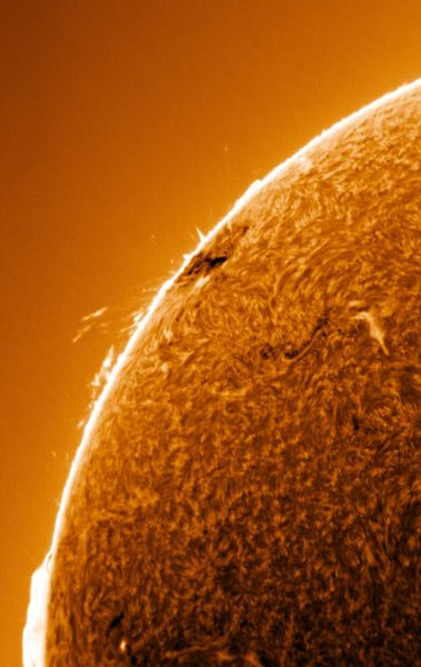 Ost Seite der Sonne mit Protuberanz und Sonnenfleck am Sonnenrand • Aufnahme B.M. | Teleskop: ST 130/910 LS130MT Ha B3400 • Doerffel Sternwarte Ost Seite der Sonne mit Protuberanz und Sonnenfleck am Sonnenrand • Aufnahme B.M. | Teleskop: ST 130/910 LS130MT Ha B3400 • Doerffel Sternwarte