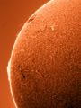 Ost Seite der Sonne mit Protuberanz und Sonnenfleck am Sonnenrand • Aufnahme B.M. | Teleskop: ST 130/910 LS130MT Ha B3400 • Doerffel Sternwarte