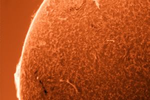 Ost Seite der Sonne mit Protuberanz und Sonnenfleck am Sonnenrand • Aufnahme B.M. | Teleskop: ST 130/910 LS130MT Ha B3400 • Doerffel Sternwarte