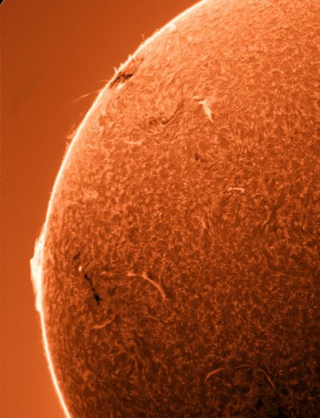 Ost Seite der Sonne mit Protuberanz und Sonnenfleck am Sonnenrand • Aufnahme B.M. | Teleskop: ST 130/910 LS130MT Ha B3400 • Doerffel Sternwarte Ost Seite der Sonne mit Protuberanz und Sonnenfleck am Sonnenrand • Aufnahme B.M. | Teleskop: ST 130/910 LS130MT Ha B3400 • Doerffel Sternwarte