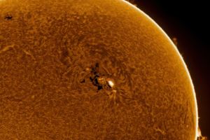 Sonnenfleck und Rand-Protuberanzen • Aufnahme B.M. | Teleskop: ST 130/910 LS130MT Ha B3400 • Doerffel Sternwarte