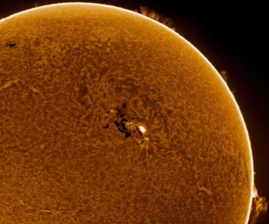 Sonnenfleck und Rand-Protuberanzen • Aufnahme B.M. | Teleskop: ST 130/910 LS130MT Ha B3400 • Doerffel Sternwarte Sonnenfleck und Rand-Protuberanzen • Aufnahme B.M. | Teleskop: ST 130/910 LS130MT Ha B3400 • Doerffel Sternwarte