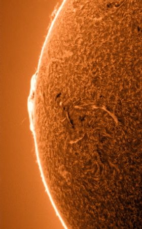 Ost Seite der Sonne mit Protuberanz und Sonnenfleck am Sonnenrand • Aufnahme B.M. | Teleskop: ST 130/910 LS130MT Ha B3400 • Doerffel Sternwarte Ost Seite der Sonne mit Protuberanz und Sonnenfleck am Sonnenrand • Aufnahme B.M. | Teleskop: ST 130/910 LS130MT Ha B3400 • Doerffel Sternwarte