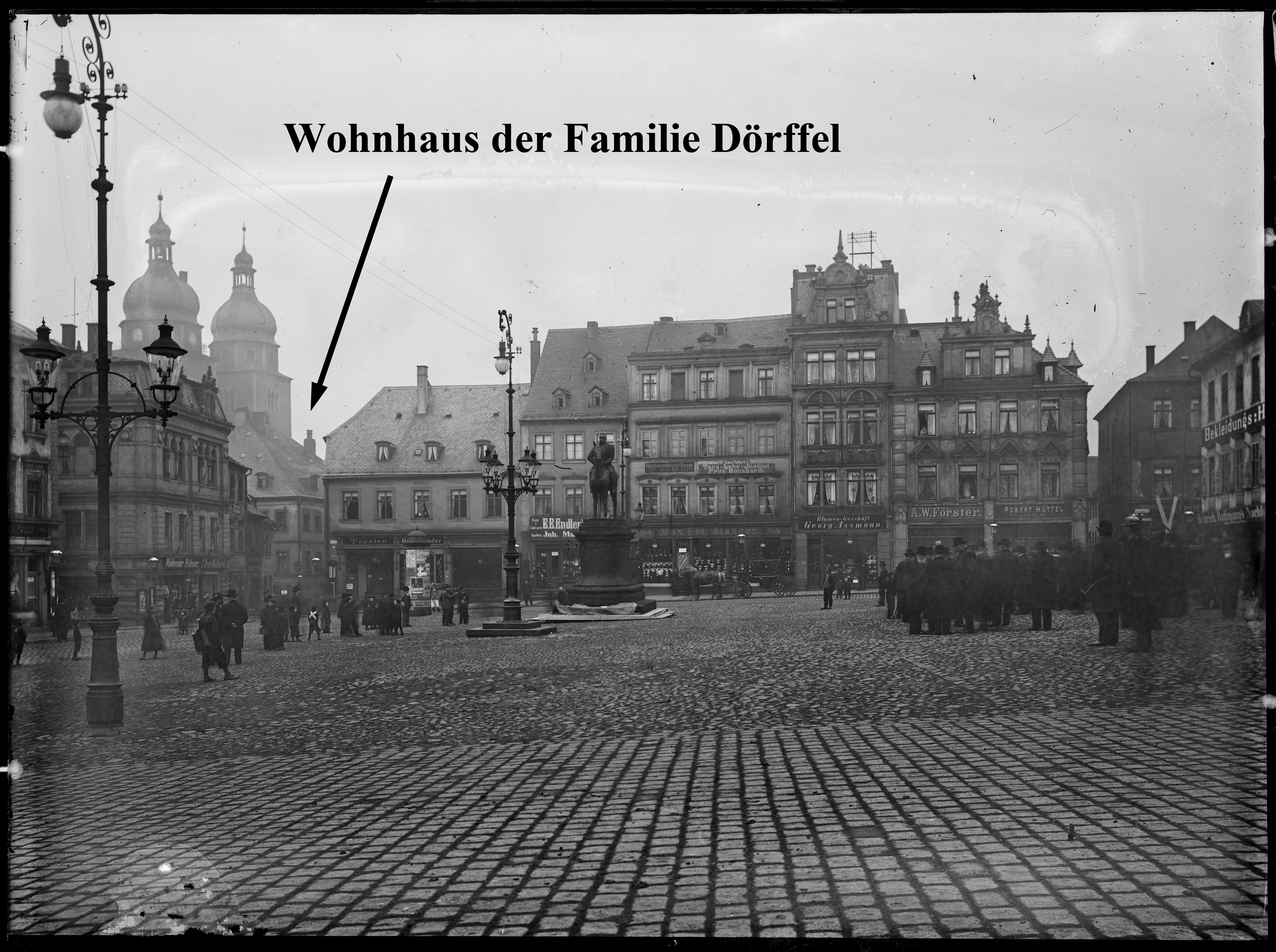 Der Altmarkt mit dem Wohnhaus der Familie Dörffel und von J. C. Meise in der Kirchstraße in Plauen. Aufnahme ca. 1905.  Standort, Quelle und © Stadtarchiv Plauen (Permission GlasNeg Nr. 259/09).